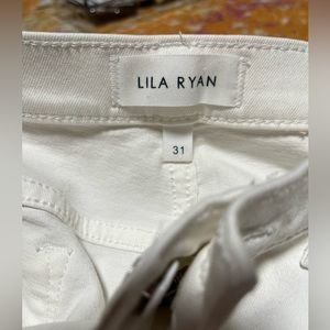 Lila Ryan white ankle crop stretchy pants.